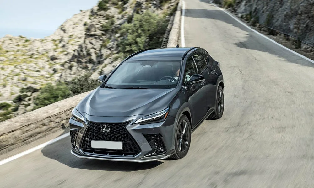 Фото Lexus NX 350 — вид спереди, фото 4. Чёрный кузов, строгая симметрия оптики — базовый ракурс знакомства с дизайном. Дневные ходовые огни включаются автоматически с запуском Lexus NX 350 — вид спереди, фото 4