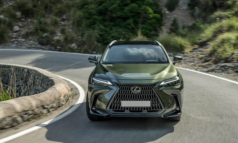 Фото Lexus NX 350 — вид спереди, фото 5. Оптика, решётка и бампер — первое впечатление о модели. Рисунок ходовых огней — подпись модели, по нему её узнают в потоке Lexus NX 350 — вид спереди, фото 5