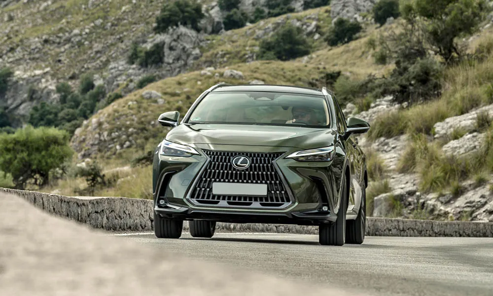 Фото Lexus NX 350 — вид спереди, фото 7. Оптика, решётка и бампер — первое впечатление о модели. Рисунок ходовых огней — подпись модели, по нему её узнают в потоке Lexus NX 350 — вид спереди, фото 7