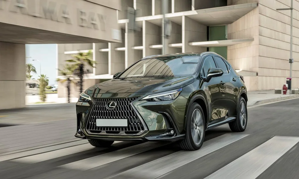 Фото Lexus NX 350 — вид спереди, фото 8. Оптика, решётка и бампер — первое впечатление о модели. Рисунок ходовых огней — подпись модели, по нему её узнают в потоке Lexus NX 350 — вид спереди, фото 8