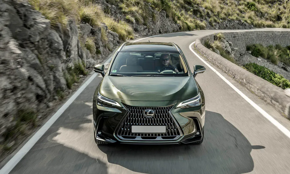 Фото Lexus NX 350 — вид спереди, фото 9. Оптика, решётка и бампер — первое впечатление о модели. Рисунок ходовых огней — подпись модели, по нему её узнают в потоке Lexus NX 350 — вид спереди, фото 9
