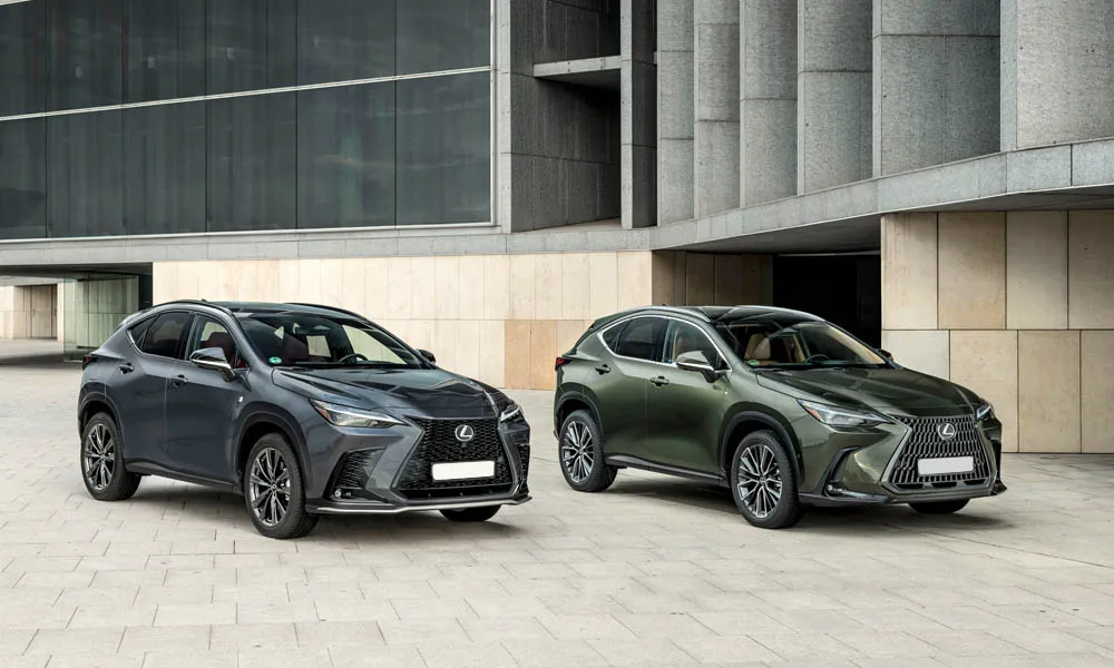Фото Lexus NX 350 — вид спереди, фото 10. Анфас: пропорции капота, посадка кузова и графика ходовых огней. Дневные ходовые огни включаются автоматически с запуском Lexus NX 350 — вид спереди, фото 10