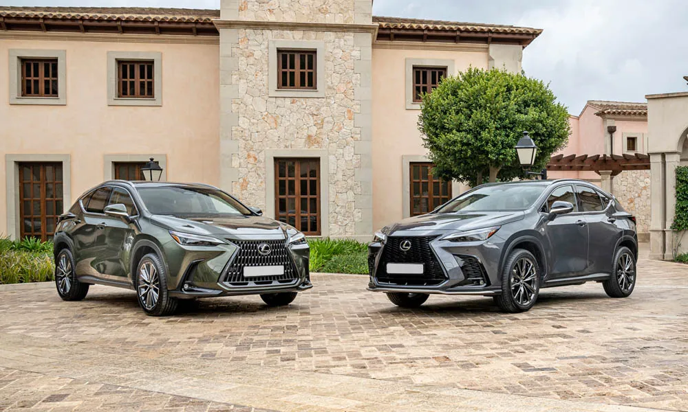 Фото Lexus NX 350 — вид спереди, фото 11. Серый кузов, строгая симметрия оптики — базовый ракурс знакомства с дизайном Lexus NX 350 — вид спереди, фото 11