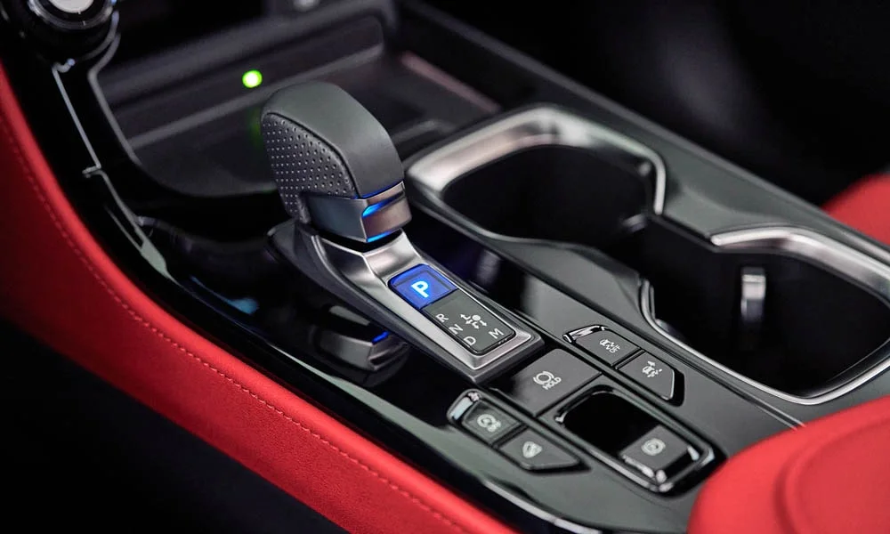 Фото Lexus NX 350 — селектор коробки передач. Селектор трансмиссии на центральной консоли. Режимы движения и электронный ручник собраны рядом с селектором Lexus NX 350 — селектор коробки передач