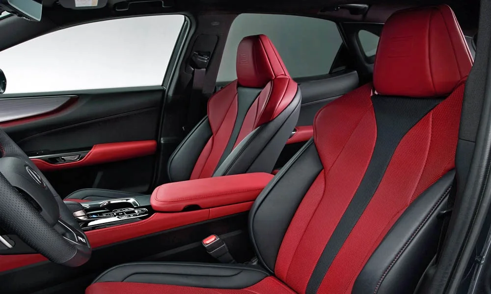 Фото Lexus NX 350 — интерьер. Общий план салона: архитектура панели, консоль и кресла. Светлая гамма зрительно расширяет салон, тёмная — практичнее в уходе Lexus NX 350 — интерьер
