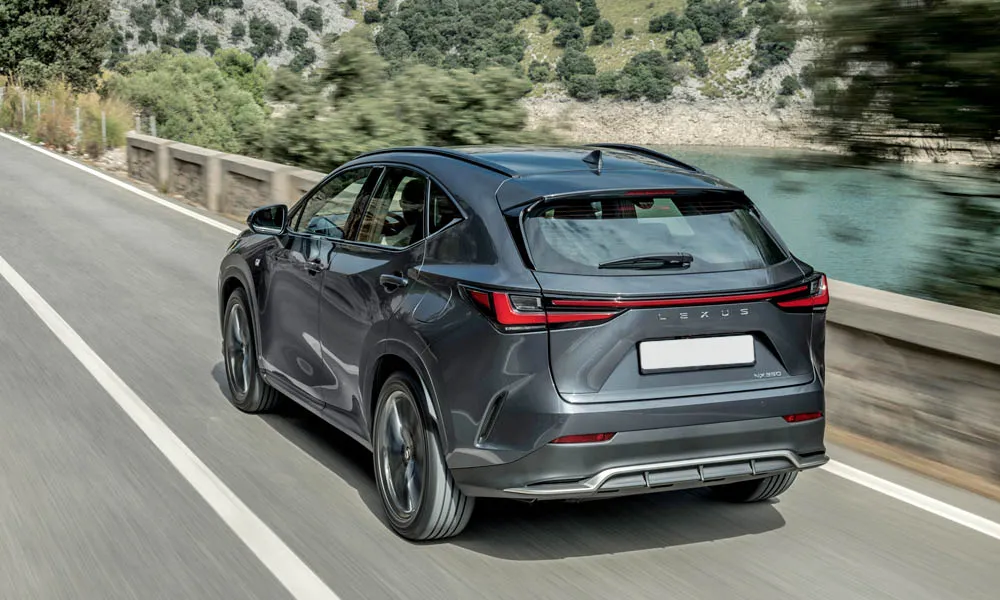 Фото Lexus NX 350 — вид сзади, фото 4. Корма в сером цвете: графика фонарей и пластика пятой двери. Насадки выхлопа или их имитация внизу бампера различают версии Lexus NX 350 — вид сзади, фото 4