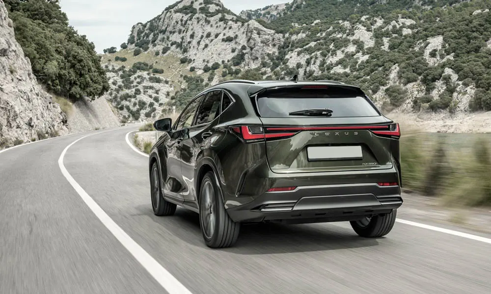 Фото Lexus NX 350 — вид сзади, фото 7. Линия крыши, стойки и задняя дверь в чёрном исполнении Lexus NX 350 — вид сзади, фото 7