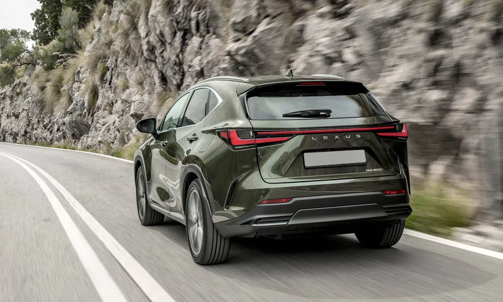 Фото Lexus NX 350 — вид сзади, фото 9. Графика фонарей, бампер и оформление пятой двери. Светодиодная полоса или раздельные секции — задняя оптика стала главным украшением кормы Lexus NX 350 — вид сзади, фото 9