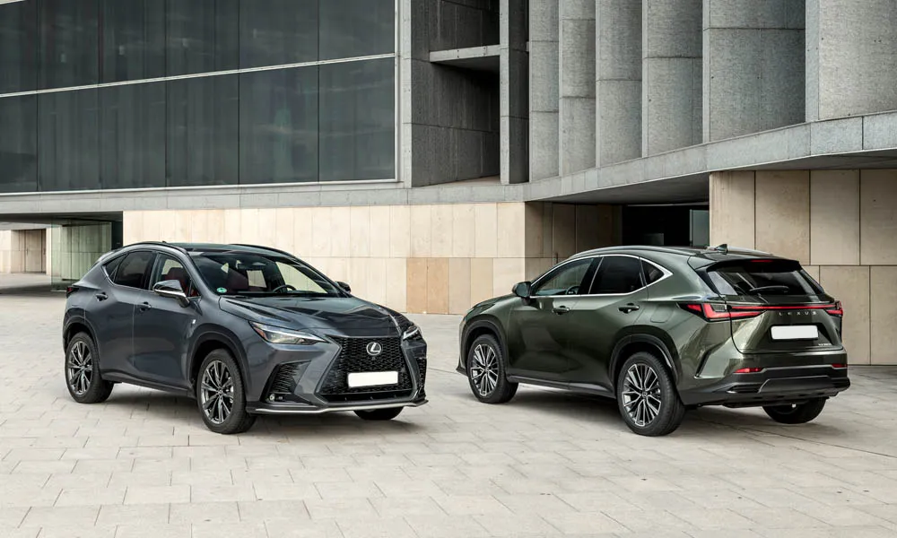 Фото Lexus NX 350 — вид сзади, фото 10. Корма в сером цвете: графика фонарей и пластика пятой двери. Светодиодная полоса или раздельные секции — задняя оптика стала главным украшением кормы Lexus NX 350 — вид сзади, фото 10