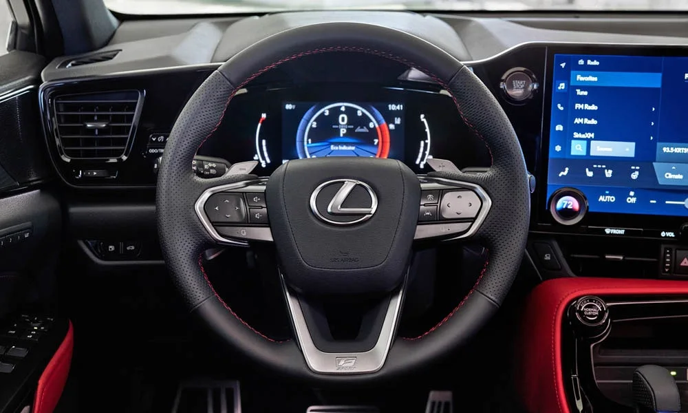 Фото Lexus NX 350 — руль. Обшивка обода и компоновка спиц крупным планом Lexus NX 350 — руль