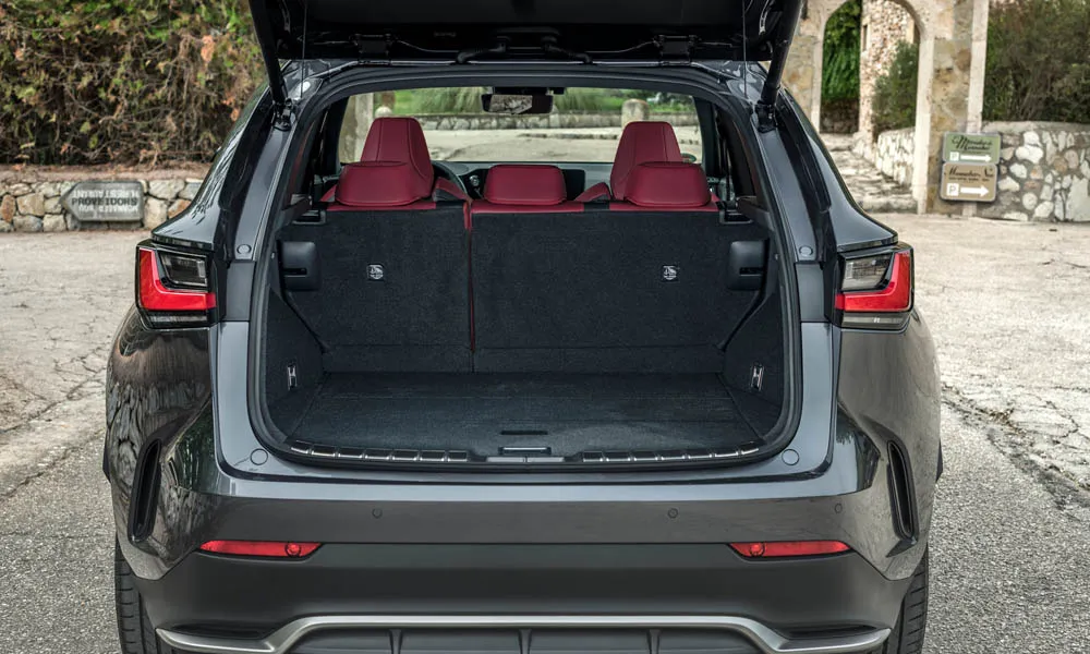 Фото Lexus NX 350 — багажник. Грузовой отсек с открытой дверью: погрузочная высота и ширина проёма. Под полом обычно размещены органайзер, докатка или ремкомплект Lexus NX 350 — багажник