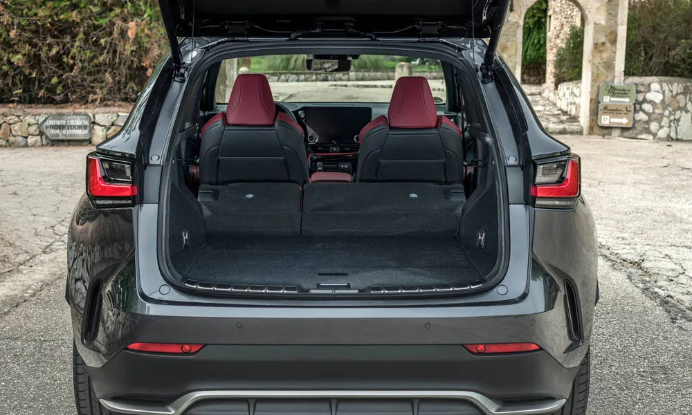 Фото Lexus NX 350 — багажник, фото 2. Форма проёма, ровный пол и организация пространства. Электропривод двери с датчиком под бампером — руки заняты, багажник открыт Lexus NX 350 — багажник, фото 2