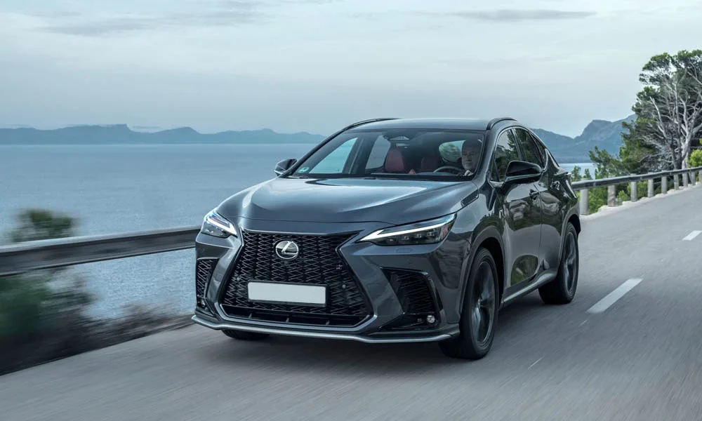 Фото Lexus NX 450h (2024) — вид спереди, фото 5. Оптика, решётка и бампер — первое впечатление о модели. Рисунок ходовых огней — подпись модели, по нему её узнают в потоке Lexus NX 450h (2024) — вид спереди, фото 5