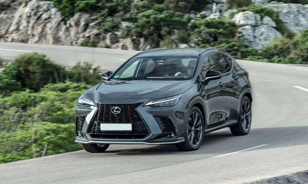 Фото Lexus NX 450h (2024) — вид спереди, фото 9. Оптика, решётка и бампер — первое впечатление о модели. Рисунок ходовых огней — подпись модели, по нему её узнают в потоке Lexus NX 450h (2024) — вид спереди, фото 9