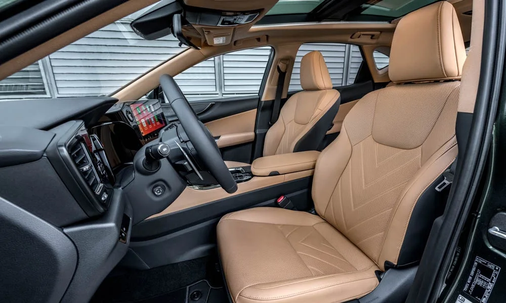 Фото Lexus NX 450h (2024) — интерьер. Общий план салона: посадка, материалы и организация пространства в светлой бежевой гамме. Светлая гамма зрительно расширяет салон, тёмная — практичнее в уходе Lexus NX 450h (2024) — интерьер