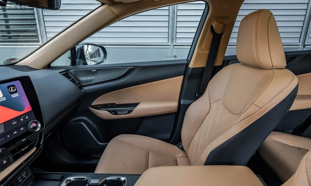 Фото Lexus NX 450h (2024) — интерьер, фото 2. Общий план салона: архитектура панели, консоль и кресла Lexus NX 450h (2024) — интерьер, фото 2