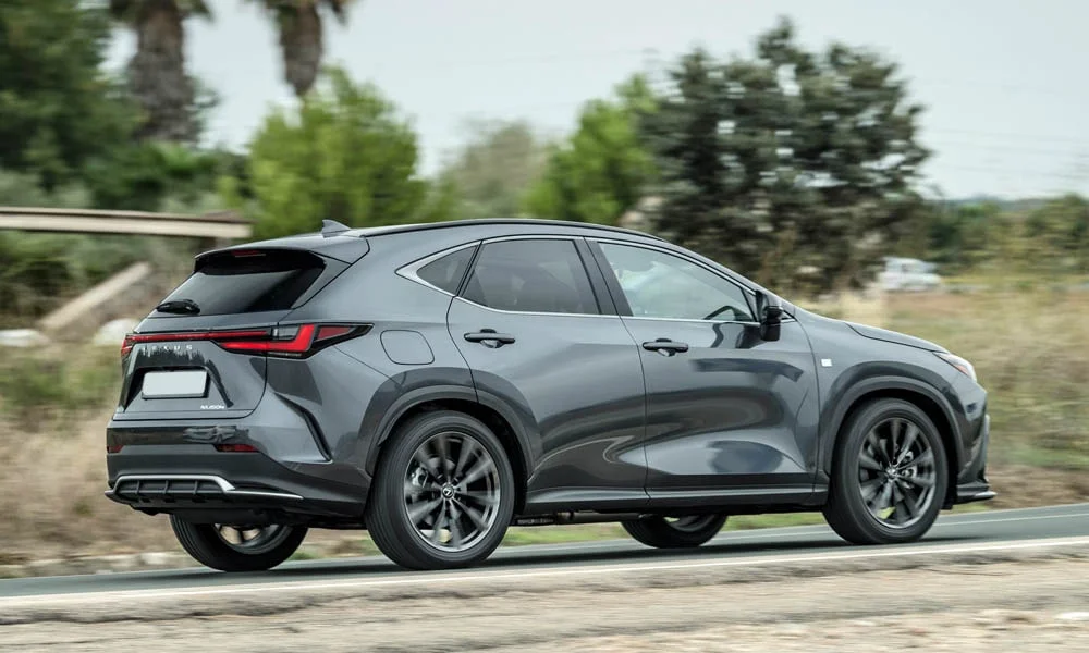Фото Lexus NX 450h (2024) — вид сзади, фото 6. Графика фонарей, бампер и оформление пятой двери. Насадки выхлопа или их имитация внизу бампера различают версии Lexus NX 450h (2024) — вид сзади, фото 6