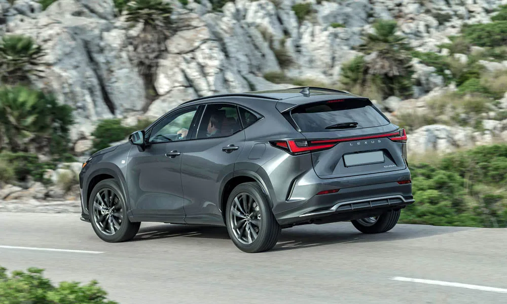 Фото Lexus NX 450h (2024) — вид сзади, фото 7. Серый кузов сзади — фонари и бампер определяют ночной образ модели. Светодиодная полоса или раздельные секции — задняя оптика стала главным украшением кормы Lexus NX 450h (2024) — вид сзади, фото 7