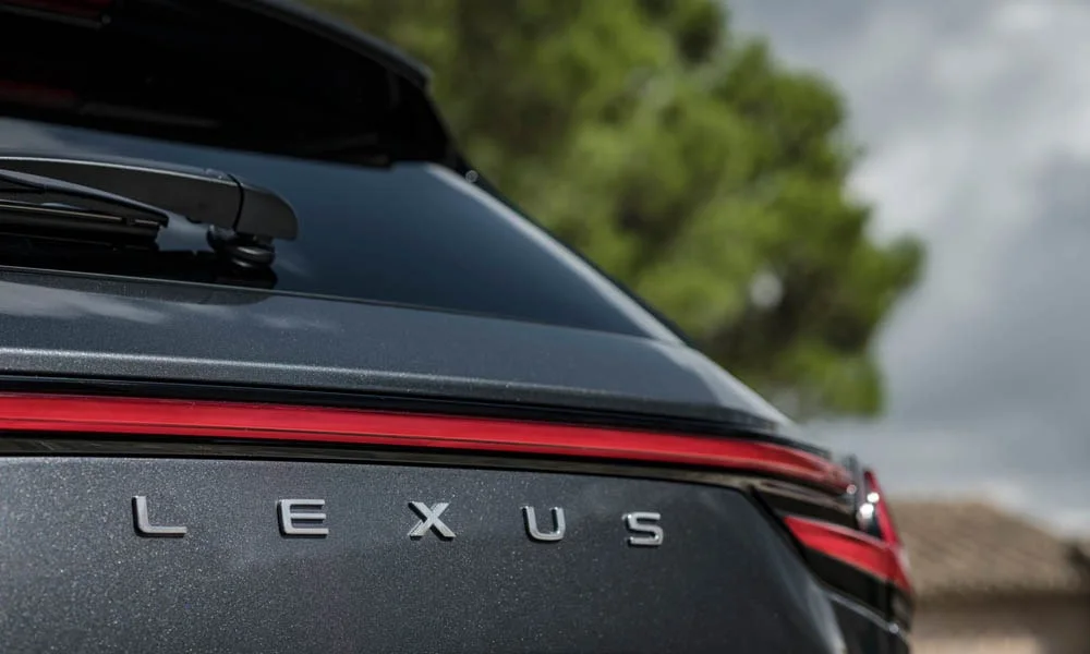 Фото Lexus NX 450h (2024) — вид сзади, фото 9. Графика фонарей, бампер и оформление пятой двери Lexus NX 450h (2024) — вид сзади, фото 9