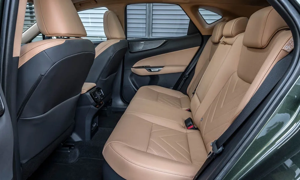 Фото Lexus NX 450h (2024) — задние сиденья. Посадка второго ряда: подголовники и подлокотник Lexus NX 450h (2024) — задние сиденья