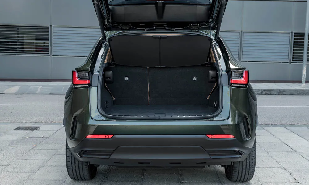 Фото Lexus NX 450h (2024) — багажник. Грузовой отсек с открытой дверью: погрузочная высота и ширина проёма Lexus NX 450h (2024) — багажник