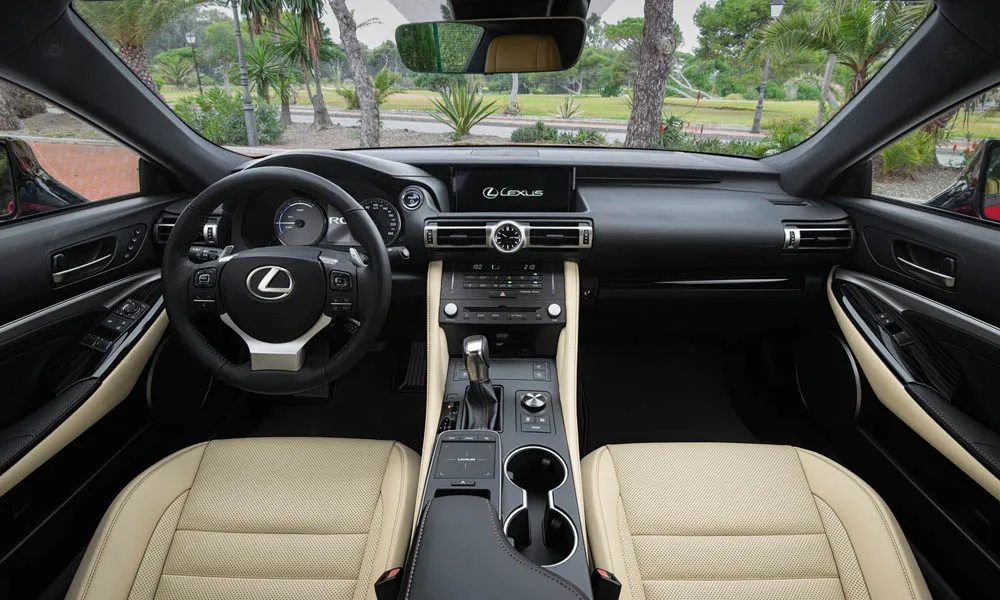 Фото Lexus RC 300 (2024) — передняя панель. Компоновка экранов, дефлекторов и консоли. Минимум физических кнопок — ставка на экранное управление Lexus RC 300 (2024) — передняя панель
