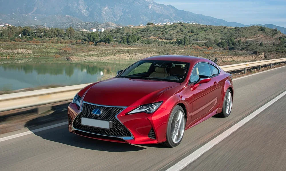 Фото Lexus RC 300 (2024) — вид спереди, фото 6. Анфас: пропорции капота, посадка кузова и графика ходовых огней. Рисунок ходовых огней — подпись модели, по нему её узнают в потоке Lexus RC 300 (2024) — вид спереди, фото 6
