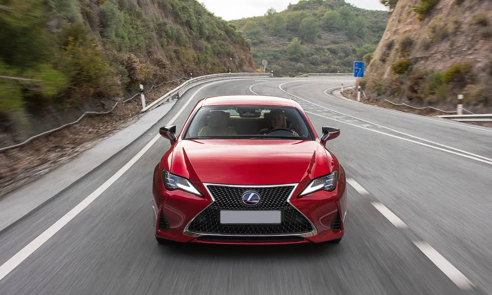 Фото Lexus RC 300 (2024) — вид спереди, фото 9. Анфас: пропорции капота, посадка кузова и графика ходовых огней Lexus RC 300 (2024) — вид спереди, фото 9