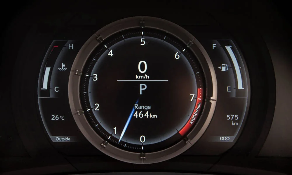 Фото Lexus RC 300 (2024) — приборная панель. Скорость, запас хода и подсказки ассистентов перед глазами. Запас хода и расход выводятся крупно — главные цифры ежедневных поездок Lexus RC 300 (2024) — приборная панель