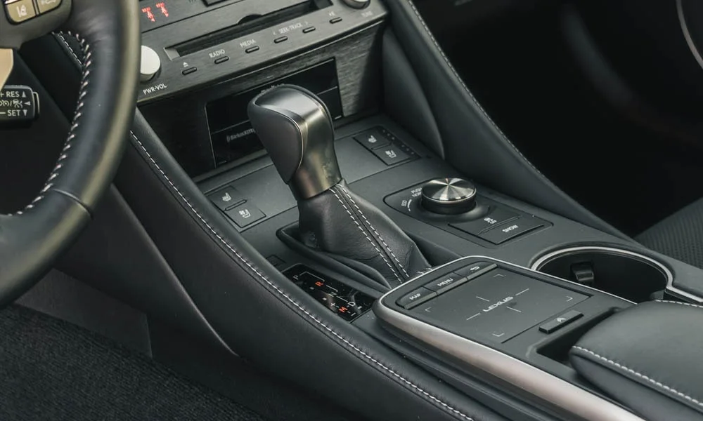 Фото Lexus RC 300 (2024) — селектор коробки передач, фото 2. Управление коробкой: компактный селектор освобождает место на тоннеле. Автохолд удерживает машину на светофоре без ноги на тормозе Lexus RC 300 (2024) — селектор коробки передач, фото 2