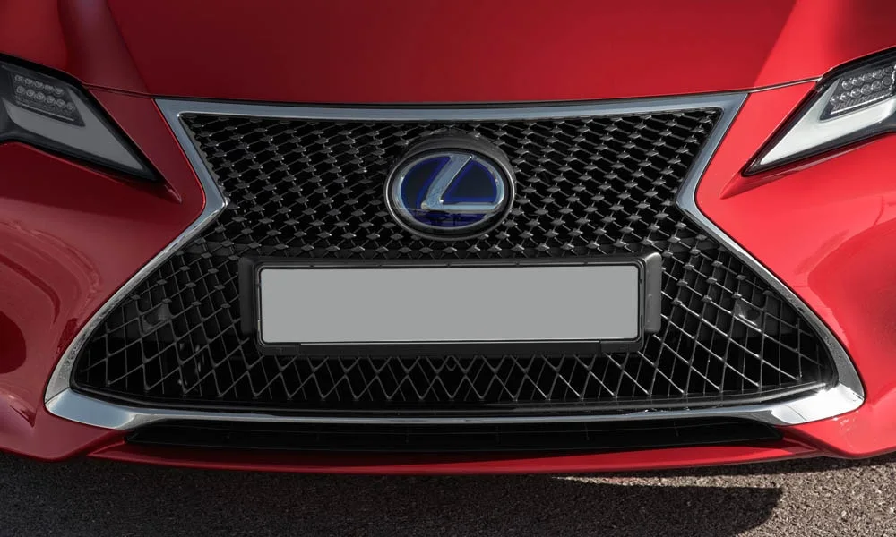 Фото Lexus RC 300 (2024) — решётка радиатора. Рисунок решётки: сетка, ламели или глухая панель у электроверсий. За решёткой у многих комплектаций стоит радар адаптивного круиз-контроля Lexus RC 300 (2024) — решётка радиатора