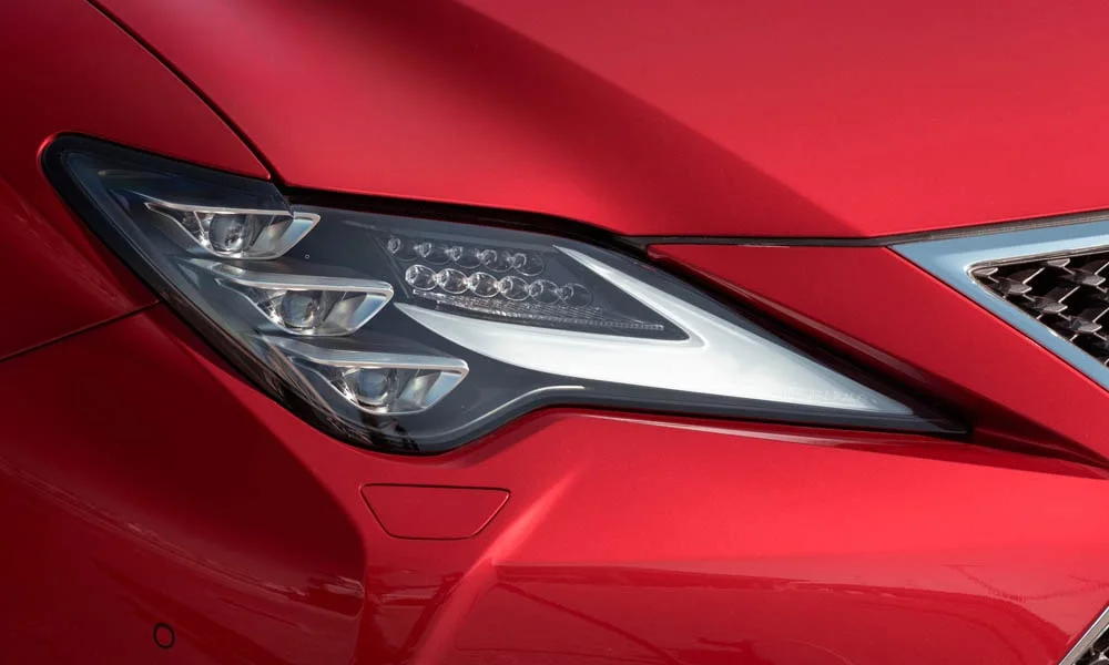 Фото Lexus RC 300 (2024) — передняя оптика. Начинка фары: модули ближнего и дальнего света, ходовые огни. Автоматический дальний свет сам переключается при встречном разъезде — есть у ряда версий Lexus RC 300 (2024) — передняя оптика