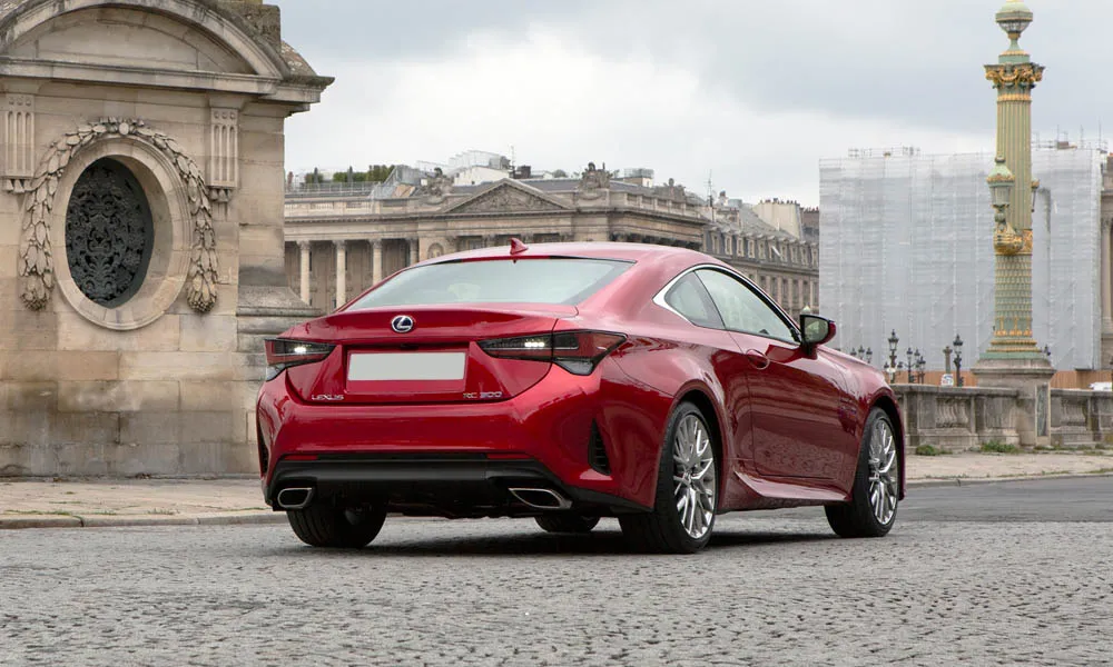 Фото Lexus RC 300 (2024) — вид сзади, фото 3. Красный кузов сзади — фонари и бампер определяют ночной образ модели Lexus RC 300 (2024) — вид сзади, фото 3