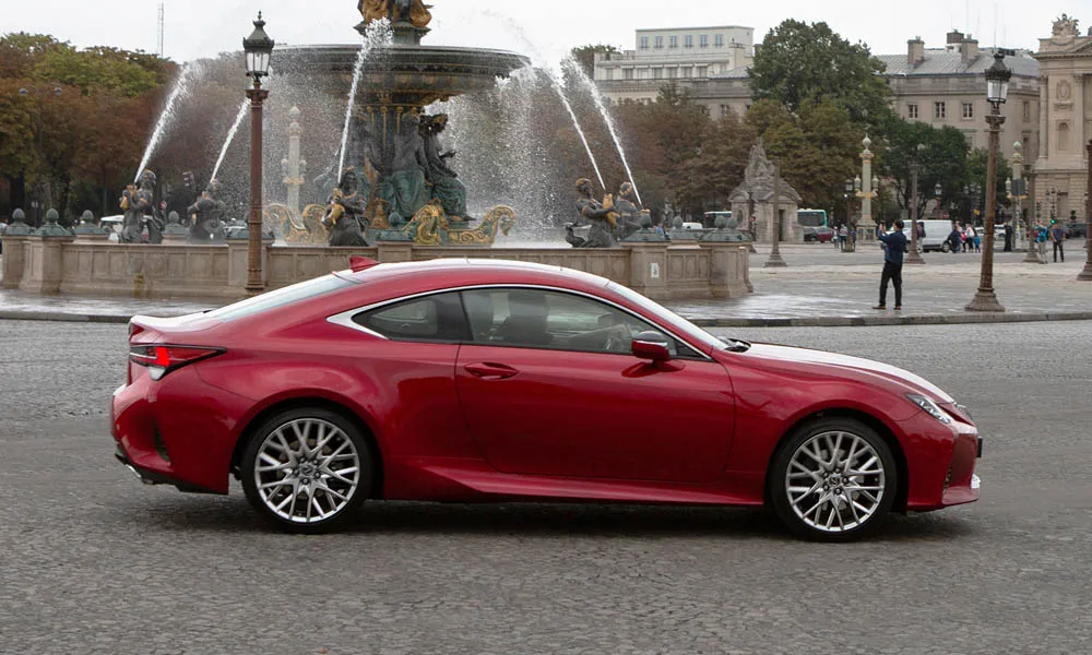 Фото Lexus RC 300 (2024) — вид сзади, фото 4. Линия крыши, стойки и задняя дверь в красном исполнении. Светодиодная полоса или раздельные секции — задняя оптика стала главным украшением кормы Lexus RC 300 (2024) — вид сзади, фото 4