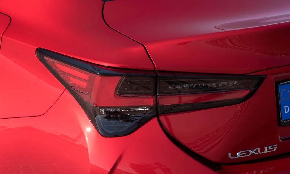 Фото Lexus RC 300 (2024) — вид сзади, фото 5. Красный кузов сзади — фонари и бампер определяют ночной образ модели Lexus RC 300 (2024) — вид сзади, фото 5