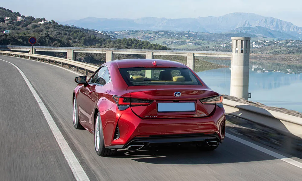 Фото Lexus RC 300 (2024) — вид сзади, фото 6. Корма в красном цвете: графика фонарей и пластика пятой двери. Насадки выхлопа или их имитация внизу бампера различают версии Lexus RC 300 (2024) — вид сзади, фото 6