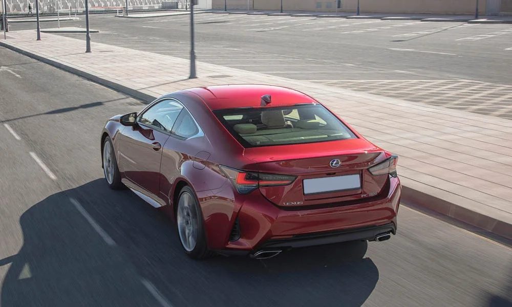 Фото Lexus RC 300 (2024) — вид сзади, фото 7. Красный кузов сзади — фонари и бампер определяют ночной образ модели. Насадки выхлопа или их имитация внизу бампера различают версии Lexus RC 300 (2024) — вид сзади, фото 7