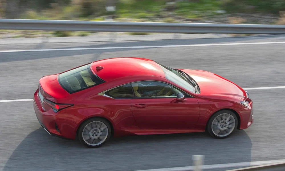 Фото Lexus RC 300 (2024) — вид сзади, фото 8. Корма в красном цвете: графика фонарей и пластика пятой двери Lexus RC 300 (2024) — вид сзади, фото 8