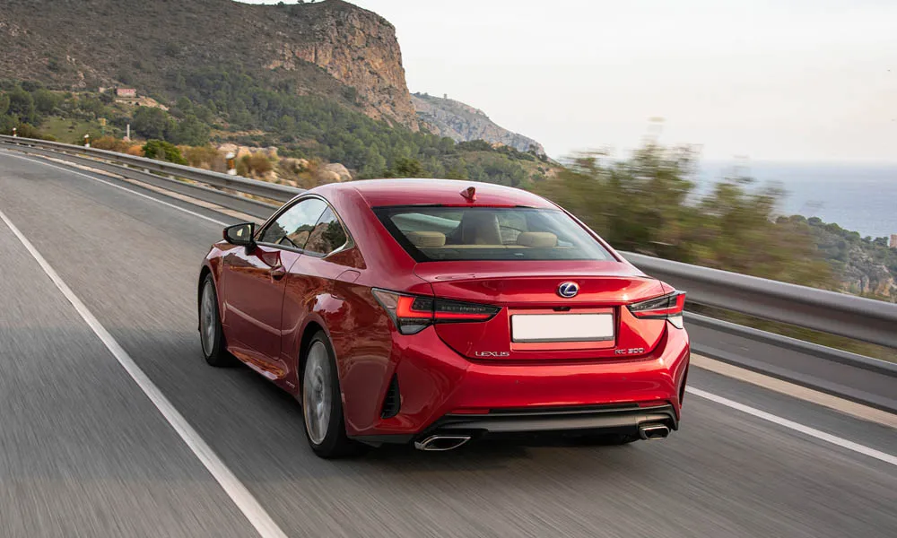 Фото Lexus RC 300 (2024) — вид сзади, фото 9. Линия крыши, стойки и задняя дверь в красном исполнении. Насадки выхлопа или их имитация внизу бампера различают версии Lexus RC 300 (2024) — вид сзади, фото 9