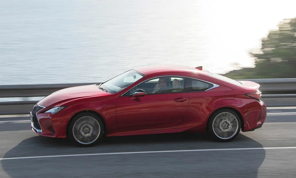 Фото Lexus RC 300 (2024) — вид сбоку, фото 2. Профиль в красном цвете: соотношение колёсной базы и свесов Lexus RC 300 (2024) — вид сбоку, фото 2