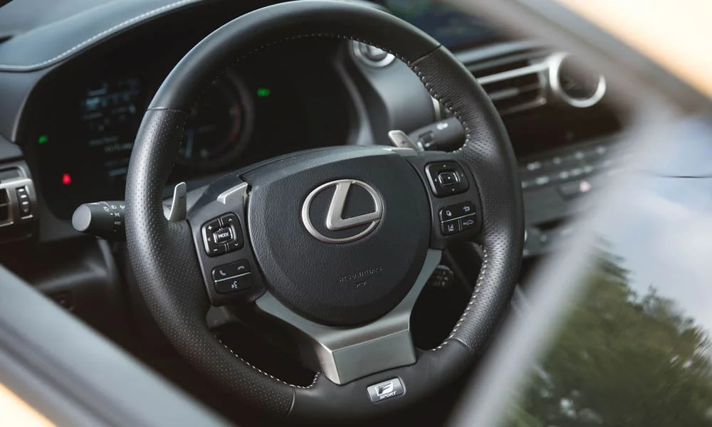 Фото Lexus RC 300 (2024) — руль. Обшивка обода и компоновка спиц крупным планом Lexus RC 300 (2024) — руль
