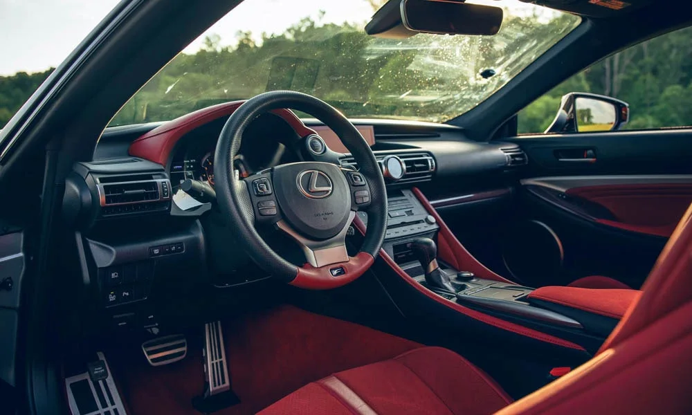 Фото Lexus RC F (2024) — передняя панель. Архитектура передней панели: ярусы, вставки и консоль в красно-чёрной гамме Lexus RC F (2024) — передняя панель