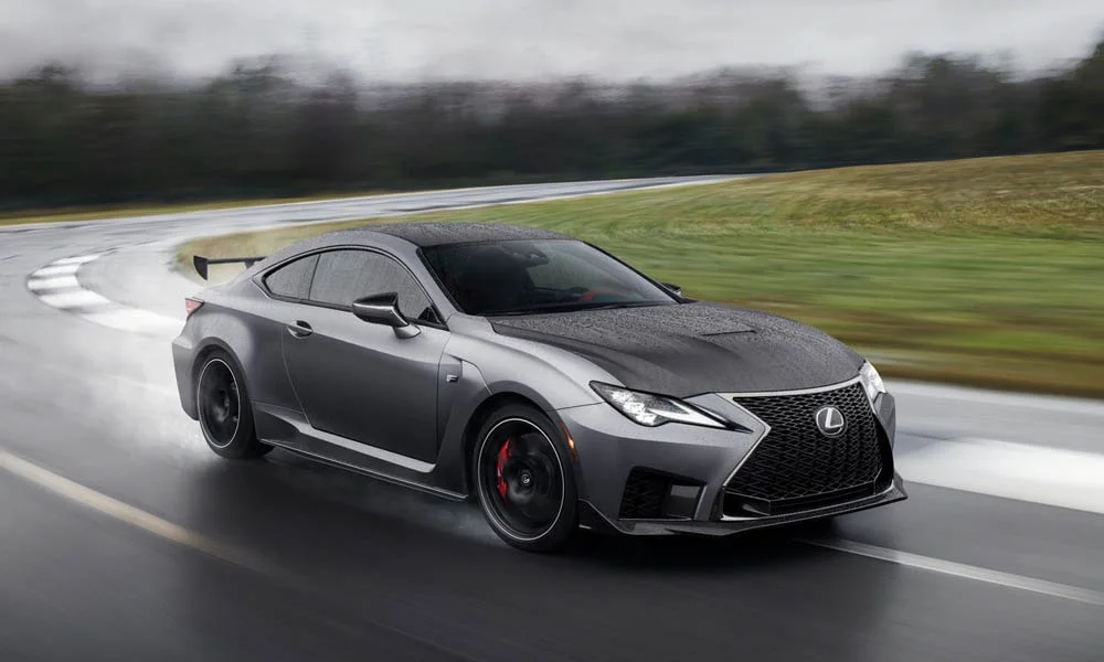 Фото Lexus RC F (2024) — вид спереди, фото 7. Передок в сером исполнении — крупная светотехника и выразительный бампер Lexus RC F (2024) — вид спереди, фото 7
