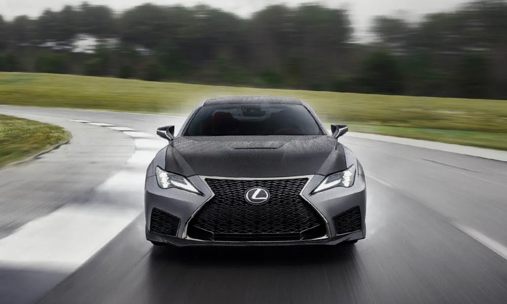Фото Lexus RC F (2024) — вид спереди, фото 8. Передок в сером исполнении — крупная светотехника и выразительный бампер Lexus RC F (2024) — вид спереди, фото 8