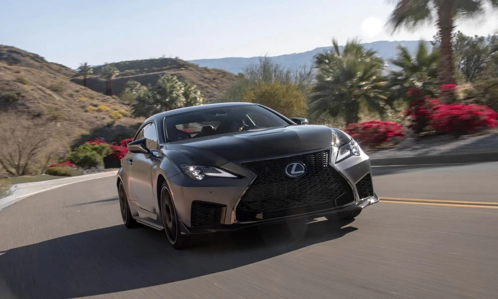 Фото Lexus RC F (2024) — вид спереди, фото 9. Оптика, решётка и бампер — первое впечатление о модели. Рисунок ходовых огней — подпись модели, по нему её узнают в потоке Lexus RC F (2024) — вид спереди, фото 9
