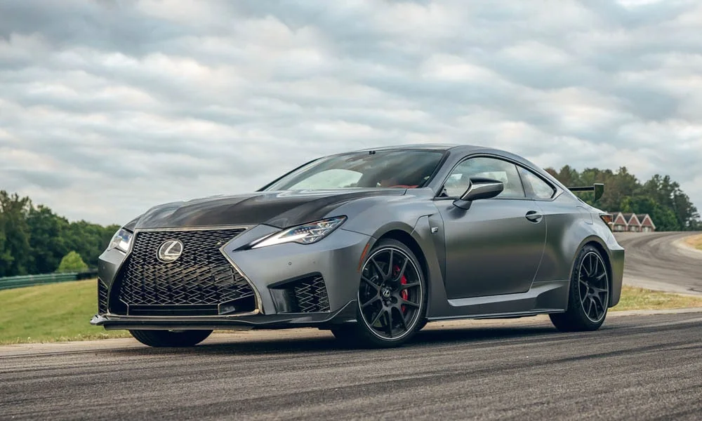 Фото Lexus RC F (2024) — вид спереди, фото 10. Серый кузов, строгая симметрия оптики — базовый ракурс знакомства с дизайном. Дневные ходовые огни включаются автоматически с запуском Lexus RC F (2024) — вид спереди, фото 10