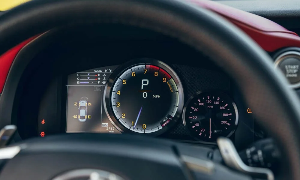 Фото Lexus RC F (2024) — приборная панель. Скорость, запас хода и подсказки ассистентов перед глазами. Компоновка приборов настраивается в меню у большинства версий Lexus RC F (2024) — приборная панель