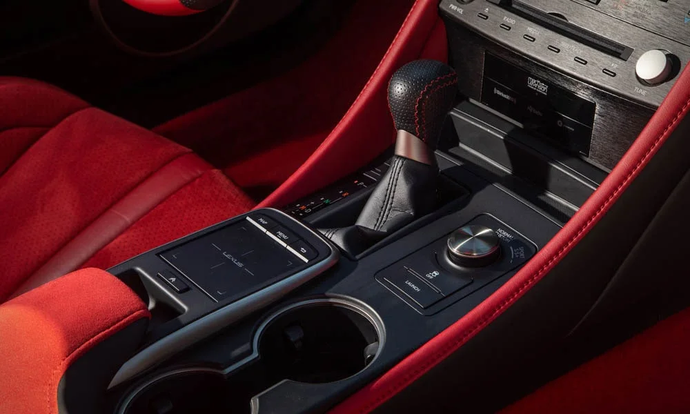 Фото Lexus RC F (2024) — селектор коробки передач. Селектор трансмиссии на центральной консоли Lexus RC F (2024) — селектор коробки передач