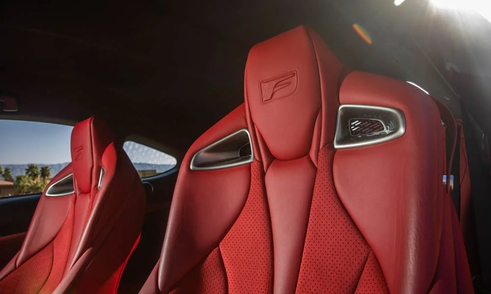 Фото Lexus RC F (2024) — интерьер, фото 3. Общий план салона: архитектура панели, консоль и кресла Lexus RC F (2024) — интерьер, фото 3
