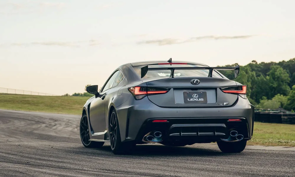 Фото Lexus RC F (2024) — вид сзади, фото 4. Корма в сером цвете: графика фонарей и пластика пятой двери. Насадки выхлопа или их имитация внизу бампера различают версии Lexus RC F (2024) — вид сзади, фото 4